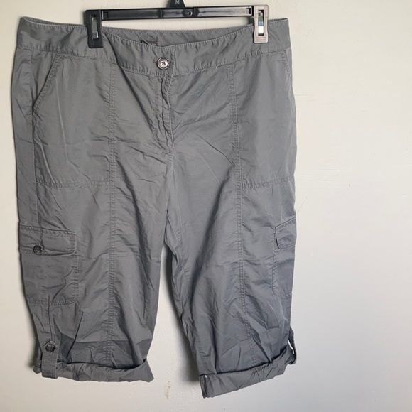 Ann Taylor signature fit grey Capri cargo pants size 14/16 Perfect condition! - Picture 2 of 5